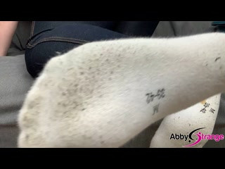 Süße Füße in dreckigen weißen Socken