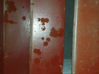 Perspektive von oben: Ich pisse die Kellertreppe runter