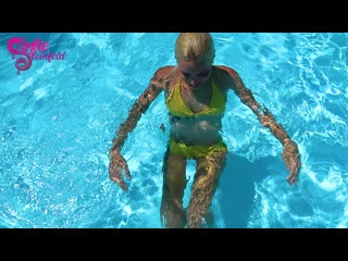 Creampie im Pool ...