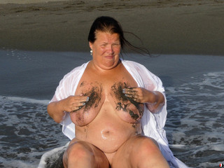 Titten am Strand mit Schlamm eingeschmiert und abgewaschen 2