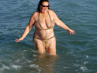 Baden mit Kettenkleid im Meer 1