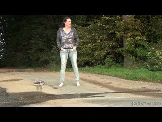 An der Landstraße in die Jeans gepinkelt