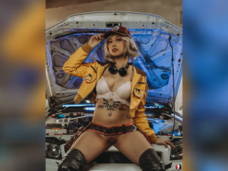 Cindy hat Spaß in der Garage III