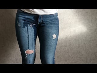 In pralle Jeans eingepisst