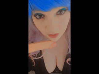 **video** Hübsches niedliches Gesicht küsst Dildo