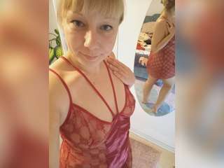 Nette Einblicke rotes Dessou und nackte Haut