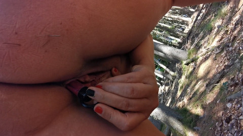 Im Wald Selbstbefriedigt mit Finger und Vibrator...