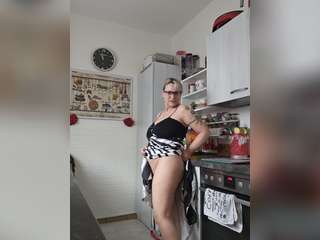 Foto von Privatamateur In der Küche mit neuem Kleid