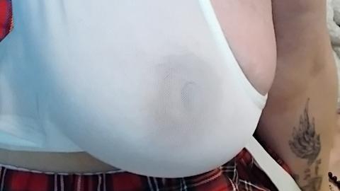 Geile Nippel schauen raus