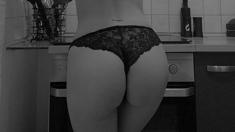 Schwarz weiß bilder in knapper Kleidung