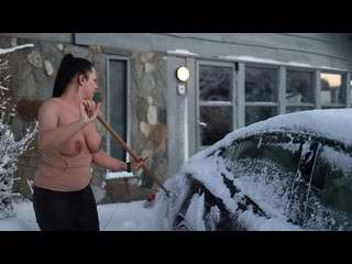 Beim nackten Schneefegen bespannert