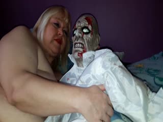 Die Schlampe und der geile Zombie