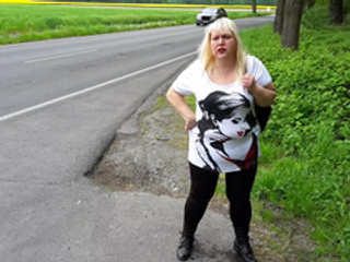 Billignutte pisst in Leggings