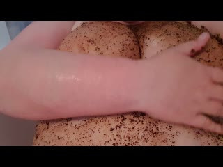4XL WOMAN reibt sich mit braunem Peeling ein