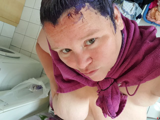 Haare in graphit schwarz gefärbt . Eine Sauerei