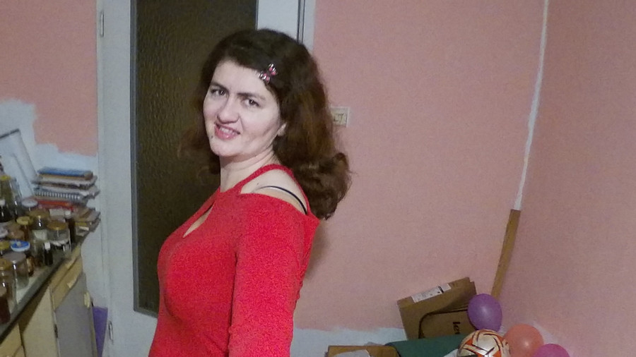 Rot Latex auf Gesicht sitzen
