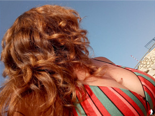 Roter kopf am strand