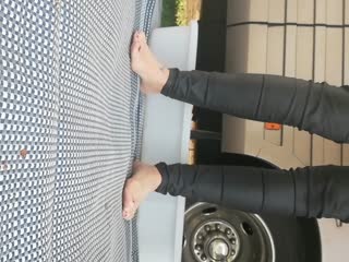 In die Wetlook Hose gepisst für Andy, die in NS eingelegt wird