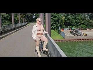 Frivol mit dem E-Scooter unterwegs