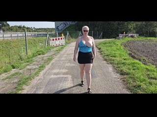 Blanke Titten an der Autobahn