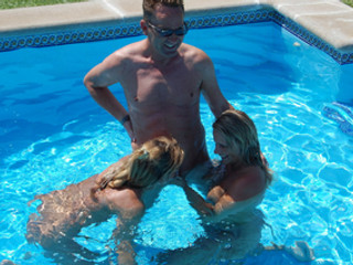 Ficken und Blasen zu dritt im Pool
