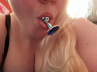 Plug im MUND & DICKE TITTEN