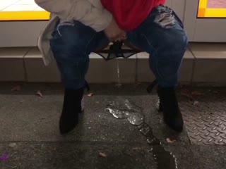 Public! Vor den Waschsalon gepisst