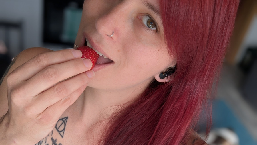 Sarah_LadyinRed