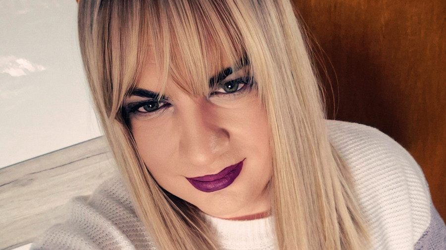 Curvy_Crossdresser