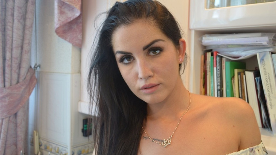 Stück für Stück lasse ich meine Hüllen fallen,