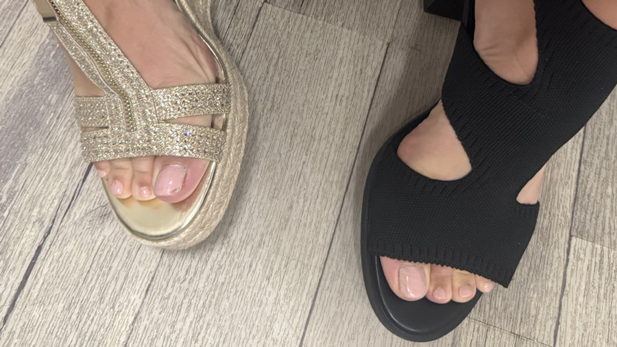 Nackte Füße in sexy Schuhen