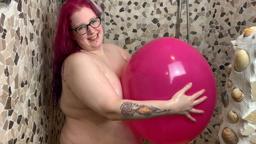Öliger Spaß mit Ballons in der Dusche