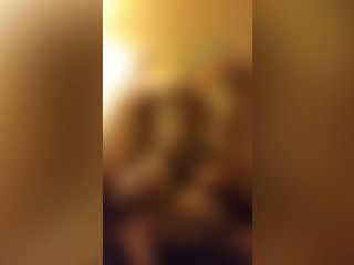 Auf dem Sofa in geiler Lingerie