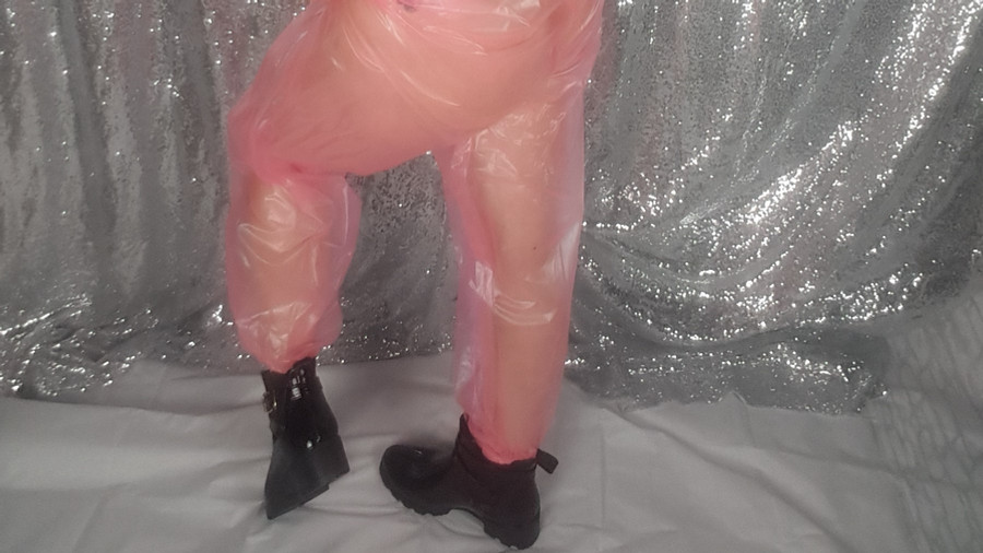 Rosa PVC Anzug und Gummistiefel