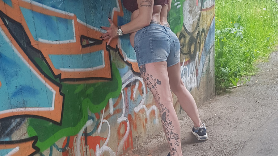 Outdoor sexy in Jeans Hotpants,Air Max und BH