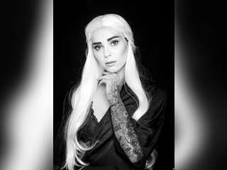 #Khaleesi_Dragons_Queen #Elegance #Simple #Black #White #Beauty