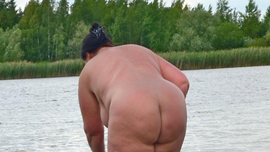 nackt aus dem See laufen