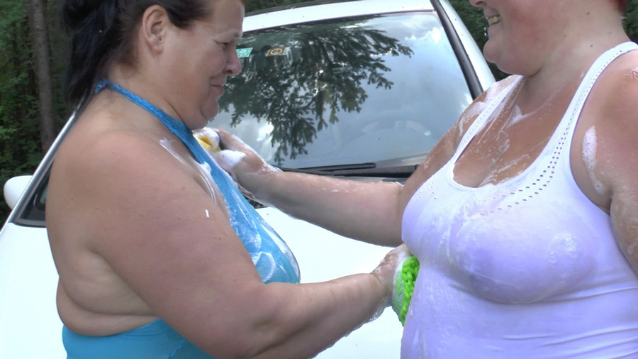 2 geile Lesben waschen Auto 1