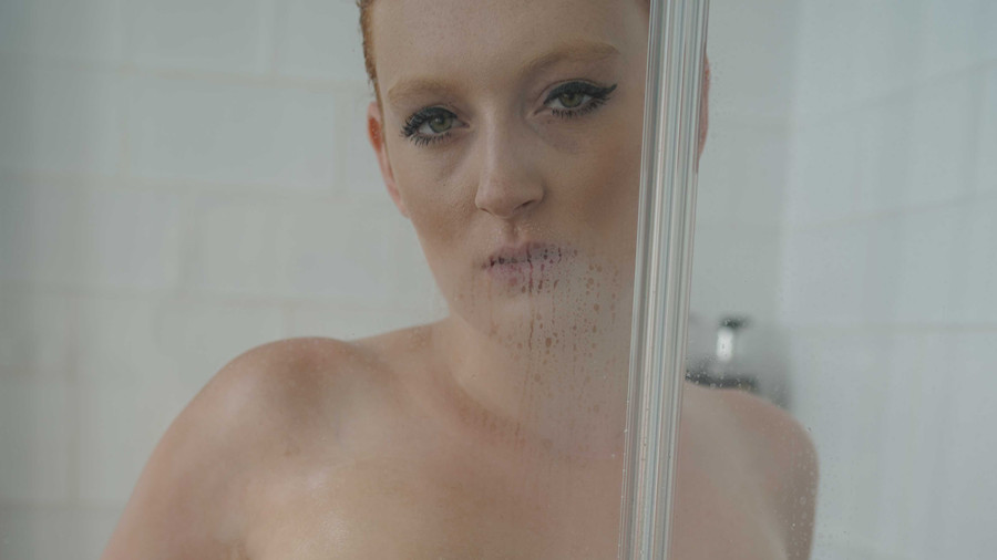 Die Brüste schön an die Duschwand gedrückt