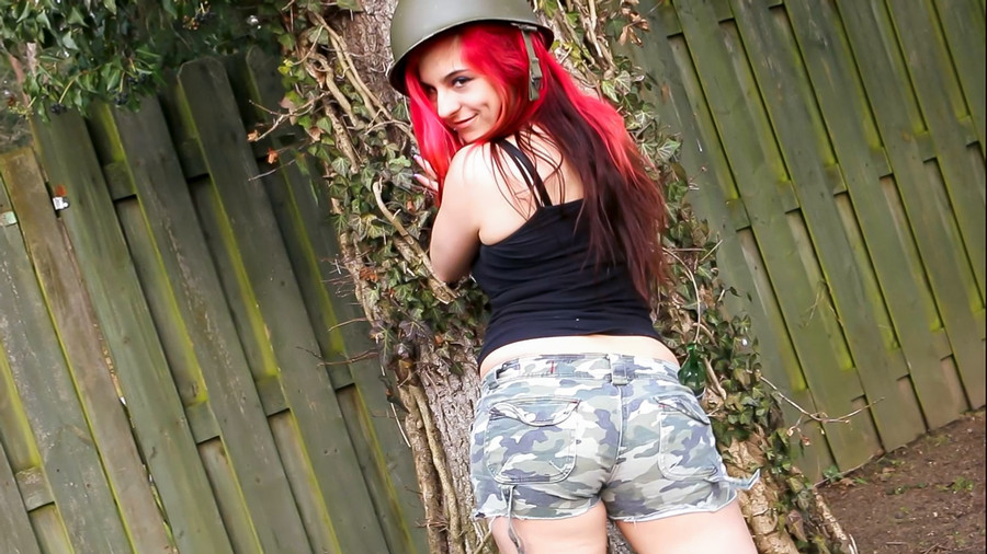 Hot Dirty Army Girl im Wald vernascht