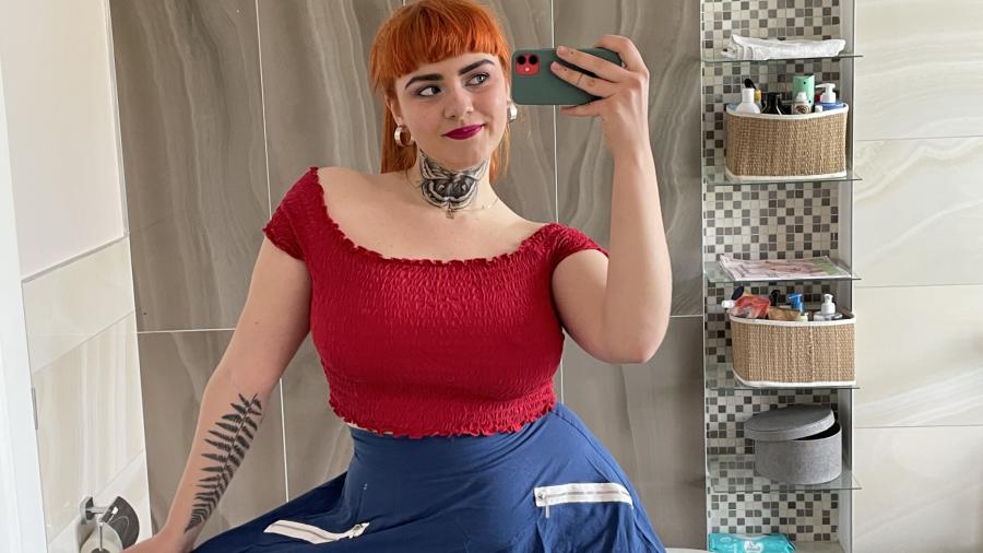 Rockabilly outfit and h***y tits