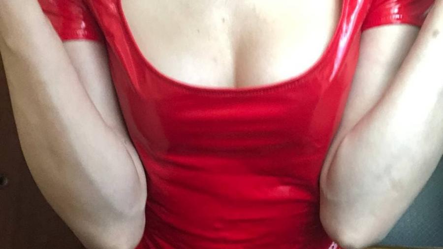 meine Fotos im roten Latexkleid. und meine Nacktfotos mit n**ser