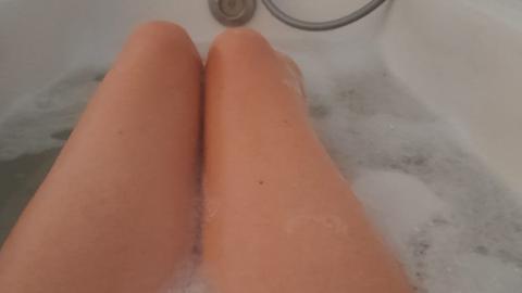 Ich sitze mal wieder alleine in der Badewanne, dabei wäre es so viel schöner zu zweit. Würdest du gerne mit mir baden?