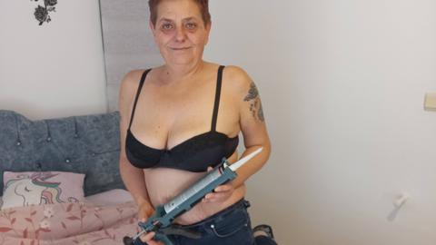 Eine Frau kann auch viel tun, zum Beispiel geil mit der Silikonspritze umgehen, soll ich dich auch mal zum spritzen bringen?