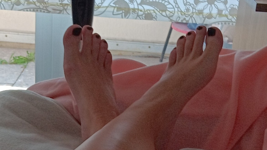 Sexy feet with and without nylons