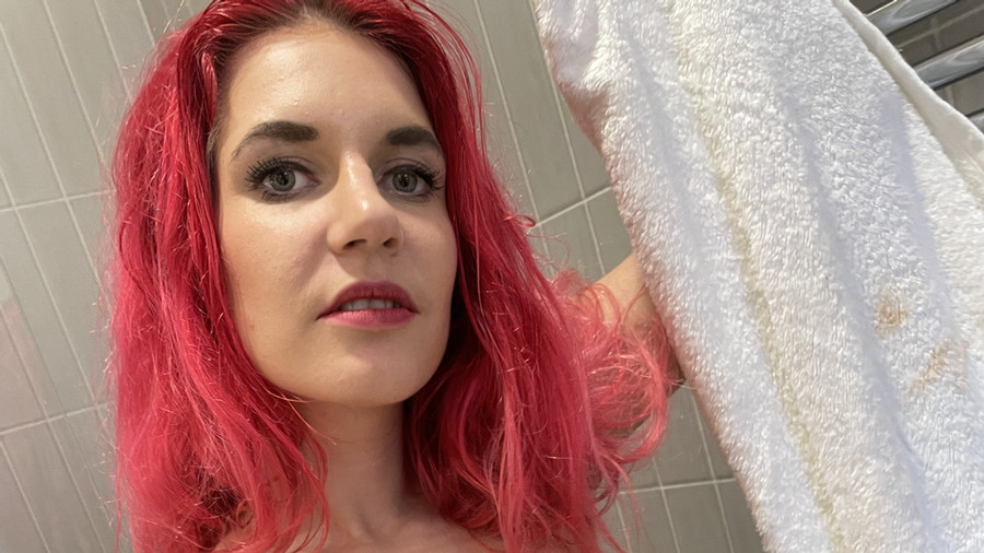 Rotes Mädchen im Badezimmer