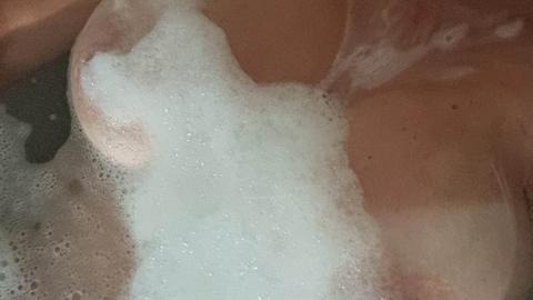 Lange lange ist es her aber ich hatte mal wieder Lust auf heiße Bilder wären ich mich selber verwöhne. Natürlich gibt es hier nur kleine Einblicke, aber ich glaube die reichen. :)