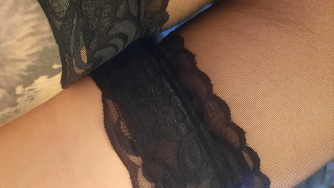 Sieh mir zu wie ich mich in meinen sexy Nylons räkel, darf ich dir einen Footjob geben?