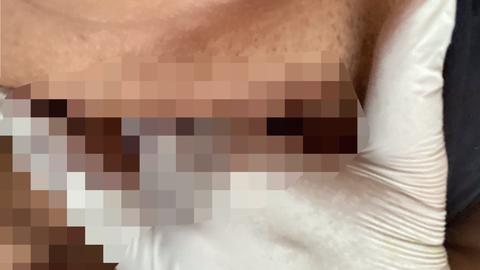 Oh dieses Gefühl es mir mit Handschuhen selbst zu machen.. egal ob Latex, Nitril oder Lack .. ich liebe dieses Gefühl zwischen meinen Schenkeln und in meinem Hintertürchen. Da bist Liebhaber von geilen Doktorspielchen?