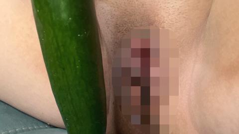 Immer und immer wieder ist es doch das selbe. Dildo,Vibrator,Plug und co

Und dann schaut man sich so um und stellt fest, dass die Natur doch auch sehr geiles zu bieten hat Nicht nur die Natur - sondern auch der heimische Haushalt.
Und was gibt es schöneres als Experimente?